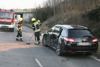Update: Zwei Schwerverletzte bei Unfall an Autobahnabfahrt -