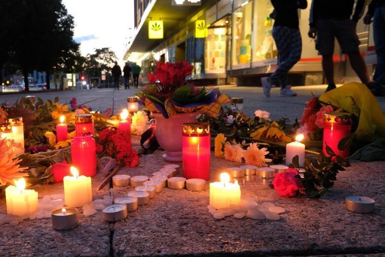 Update: Zwei Tatverdächtige nach Tötungsdelikt in Chemnitz in U-Haft - Blumen und Kerzen liegen auf einem Weg in der Chemnitzer Innenstadt. Hier kam am Sonntag ein Mensch ums Leben.     Blumen und Kerzen liegen auf einem Weg in der Chemnitzer Innenstadt. Hier kam am Sonntag ein Mensch ums Leben.