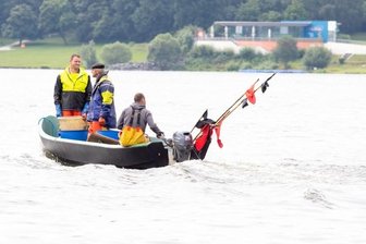 Uralt-Karpfen in der Talsperre: Großes Abfischen hat begonnen - Das Berufsfischer-Trio unterwegs auf der Talsperre Pöhl. Sie fahren von Netz zu Netz und holen altersschwache Silberkarpfen aus der Talsperre Pöhl.