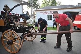 Uralt-Lösch-Spritze hat ihren großen Auftritt zum Feuerwehrfest in Kleinhartmannsdorf - Eine Rarität: Die Handruckspitze von Kleinhartmannsdorf stammt aus dem Jahr 1879 und wird umsorgt: Roy Breitkreuz-Seyfert (r.) und Detlef Schubert bereiten das Teil vor.