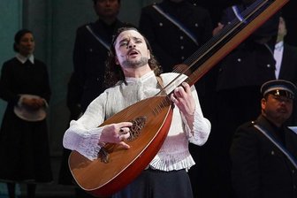 Elmar Hauser als Hanno Buddenbrook in der Oper "Buddenbrook" in Kiel spielt auf seiner Theorbe.