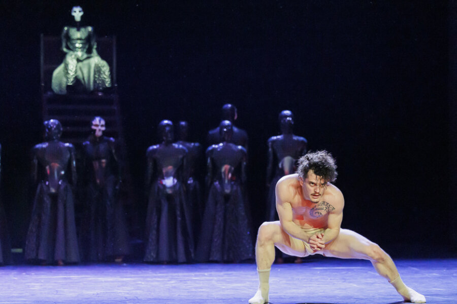 Uraufführung des Tanzabends "Masken" in Zwickau: Stehende Ovationen! -  "Masken" in der Choreografie von Sergei Vanaev mit einem herausragenden Lucien Zumofen.
