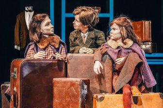 Uraufführung im Chemnitzer Figurentheater: Was als Spiel beginnt, endet als erschütterndes Drama - Anhand dreier Schicksale erzählt das Stück „Wir werden nachkommen" von Kindern, die kurz vor dem Zweiten Weltkrieg nach England geschickt wurden.