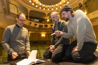 Uraufführung im Erzgebirge: Warum angestaubte Verse im Annaberger Theater wieder ganz aktuell sind - Regisseur Jan Holtappels bespricht mit Frank Siebenschuh und Marvin Thiede (von links) die nächste Szene.