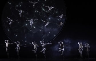 Ballettbühne mit Draufsicht: Ensembleszene aus der Neuinszenierung des "Schwanensee" von Johan Inger.