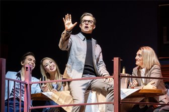 Uraufführung in Leipzig: Ekstase für Carpendale-Songs als Musical - Rolf (Christof Messner) mit Hanna (re, Roberta Valentini), Lisa (Da-yung Cho) und Kostya (Ivo Kovrigar).