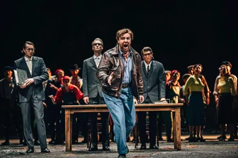 Uraufführung „Rummelplatz“ in der Kulturhauptstadt Chemnitz: Kaum enden wollender Jubel - Es geht rau und turbulent zu: Thomas Essl als Peter Loose (vorn), Jakob Ewert (Verteidiger), Felix Rohleder (Richter), Thomas Kiechle (Staatsanwalt, hinten von links).