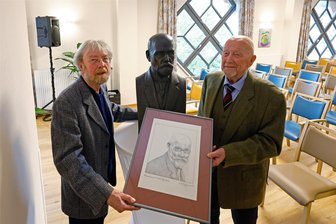 Urenkel des Firmengründers beschenken das neue Seniorenzentrum Pfefferkorn in Hohenstein-Ernstthal - Axel (li.) und Peter Pfefferkorn mit einer Büste und einer Zeichnung ihres Urgroßvaters Robert Pfefferkorn, der als Fabrikant in Hohenstein-Ernstthal bekannt wurde.