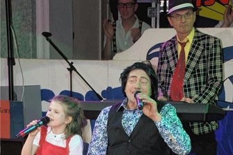Urgesteine des Mühltroffer Faschings parodieren Roy Black: Ein Mädchen macht den Auftritt komplett - Das Alpha-Team Ronny Rauh (rechts) und Siegfried Lottes (am Keyboard) mit der Grundschülerin Marie Popp. Sie parodieren gemeinsam den Roy-Black-Ohrwurm "Schön ist es auf der Welt zu sein".