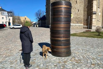 Urin-Ärger am Purple Path im Erzgebirge: Wer pinkelt an die Bronze-Skulptur? - Carry Fenske geht mit ihrer Hündin Bella vor der Bronzeplastik in Schneeberg Gassi. Dass diese durch Hunde-Urin leidet, kann sie sich nicht so recht vorstellen - die Schneebergerin hat einen anderen Verdacht.