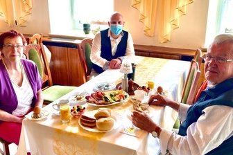 Urlaub fühlt sich noch komisch an - Ingrid Hujer und Hartmut Gerhardt machen Urlaub im Hotel "Schwarzes Ross". Inhaber Maik Heiden (hinten) liegt das Covid-Ex-Projekt Oberwiesenthal sehr am Herzen.