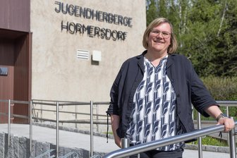 Urlaub im Erzgebirge: Warum eine Regionaldirektorin vom Sternehotel in die Jugendherberge umzieht - Cindy Beck ist die neue Leiterin der Jugendherberge in Hormersdorf. Die ist mit 230 Betten die zweitgrößte in Sachsen.