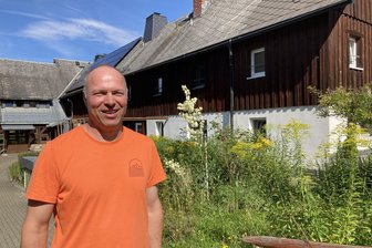 Urlaub im Funkloch: Gästehaus im Vogtland wirbt mit digitaler Abstinenz - Gabriel Solarek freut sich auf viele Besuchergruppen im Gästehaus „Zum guten Hirten“ in Wohlbach.
