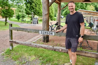Urlaub im Naturbad Niederwiesa: Eine halbe Million für neue Ferienhäuser - Einen Parkplatz ganz in Teichnähe im Naturbad Niederwiesa hat Frank Buschbeck für Simsons eingerichtet.