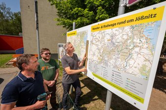 Urlaub im Vogtland: Erholungsort macht das Wandern jetzt noch attraktiver - Plauens Wegemeister Dirk Schadek, Robert Praus vom städtischen Bauhof und Ortsvorsteher Christian Kellner haben die erste neue Wandertafel montiert.