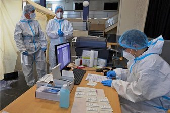 Urlaub in Österreich treibt Bürger ins Testzentrum von Hohenstein-Ernstthal - Sven Franke, Tom Menzel und Raphael Püschmann (von links) arbeiten beim Testen und Auswerten am ersten Feiertag Hand in Hand.