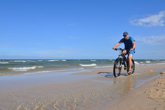 Urlaub in Pommern: Ostsee, Wandersand und dicke Burgen - An der polnischen Ostsee lässt sich so manche Spritztour im wortwörtlichen Sinne unternehmen.