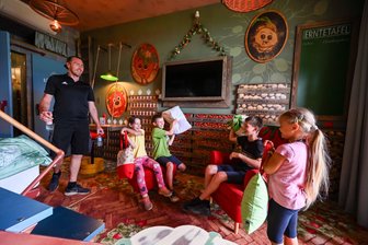 Urlaub mit Draisinen-Doppelbett und Wetterwelt-Bad: So familienfreundlich ist das neue Karls-Bande-Hotel in Döbeln - In den Zimmern können Kinder vieles entdecken, was sie von den Trickfilmen und Hörspielen der Karls-Bande kennen.