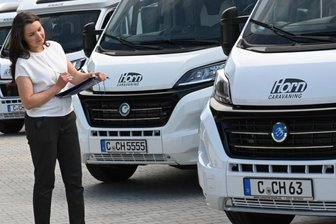 Urlaub von Corona: Viel Trubel bei den Caravan-Vermietern - Beim Verleiher Horn-Caravaning kontrolliert Mitarbeiterin Lilia Surkowa-Jendrok die reservierten Fahrzeuge, die laut dem Firmeninhaber zu Beginn der Sommerferien bereits nahezu ausgebucht sind. 