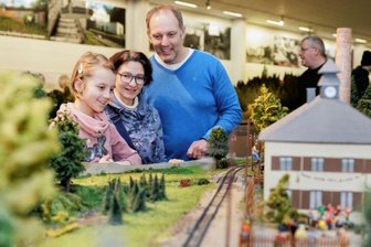 Urlauber gehen auf Entdeckungstour im Erzgebirge en miniature - 