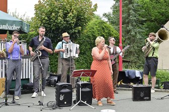 Urlaubs-Idee in traumhafter Nacht führt zu neuer Veranstaltung im Vogtland - Die Band Kraizdaquer spielte am Sonntagnachmittag zur ersten Marktmusi in Bad Brambach.
