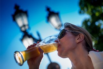 Urlaubsflair in Stollberger Altstadt: „Straßencafé et Cetera pp.“ mit Musik und Kreativangeboten - Gemeinsam am Abend bei Musik den Sommer feiern: Dazu lädt Stollberg ein (Symbolbild).