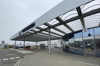 Urlaubsgeld und weniger Azubis: Worauf sich IG Metall und VW Sachsen jetzt geeinigt haben - Einfahrt zum VW-Werk Zwickau. Künftig werden weniger Azubis eine Lehre beginnen können.