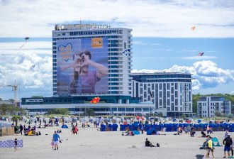 Ein 40 mal 40 Meter großes Plakat hängt am wegen der Corona-Schutzmaßnahmen geschlossenen Hotel Neptun und wirbt für ein nachhaltig gutes Tourismusklima in Mecklenburg-Vorpommern. Die Hotels in Mecklenburg-Vorpommern dürfen wieder alle Betten belegen.