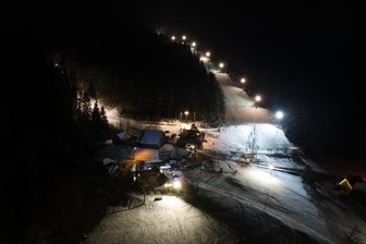 Urlaubsregion: Markneukirchen erhöht Gästetaxe - Zu touristischen Angeboten zählt das Skigebiet Kegelberg Erlbach, hier unter Flutlicht.