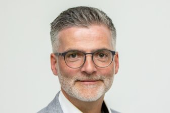 Urlaubszeit: Stadtrat im Vogtland will zur Not zu dritt tagen - Bad Elsters Bürgermeister Olaf Schlott kennt sich mit Sachsens Gemeindeordnung genau aus.