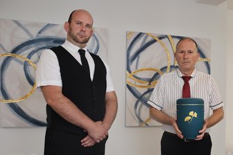 Urne im Garten? Trauer-Experten aus Region Zwickau wünschen sich Gesetzesänderung - Andreas Geisler (links) und Matthias Gemeinhardt sind Bestatter in Werdau.