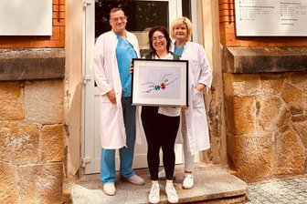 Urologie-Praxis am Zeisigwald in Chemnitz wiedereröffnet - Dr. Karl Weigand, Ambulanzmanagerin Anna-Lena Schindler und Claudia Herrmann (von links) freuen sich über die Wiedereröffnung.