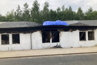 Ursache des Brandes im Zwickauer „Regenbogenhaus“ weiter unklar - Das Dach musste mit einer Plane abgedeckt werden, es war eingestürzt.