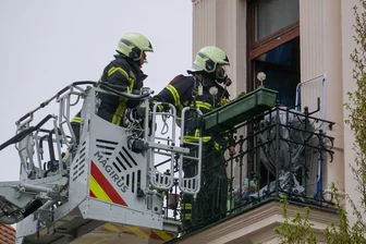 Ursache für Brand in Döbeln aufgeklärt - Bei einem Brand in Döbeln evakuierte die Feuerwehr Personen mit Drehleiter.