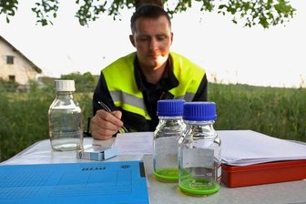 Ursache für Färbung im Remser Bach steht fest - Vor Ort wurden Wasserproben genommen und ausgewertet. Foto: Andreas Kretschel