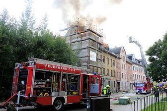Ursache für Hausbrand in Schloßchemnitz steht fest - Flammen schlugen aus dem Dachstuhl eines Hauses, die Rauchschwaden waren weithin sichtbar: Der Brand eines Altbaus an der Kanalstraße am Montagabend hatte für viel Aufsehen gesorgt.
