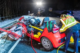 Ursache für schweren Unfall auf B 174 bei Marienberg bleibt unklar - Der aufgeschnittene Hyundai an der Unfallstelle.
