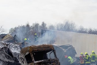 Ursache für tödlichen Lkw-Unfall auf A72 bleibt ungeklärt - Die Trümmer der beiden Lkw blockierten am 22. Januar über mehrere Stunden die A 72 nahe der Anschlussstelle Plauen-Ost. Die Ermittlungen haben bisher keine Erkenntnisse zur Unfallursache gebracht.