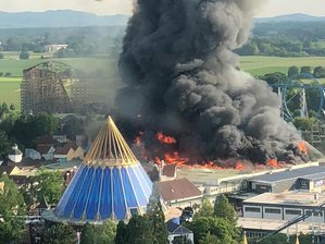 Ursache weiter unklar - Feuer im Europa-Park Rust ist gelöscht -             Eine schwarze Rauchsäule steigt über dem Europapark auf.