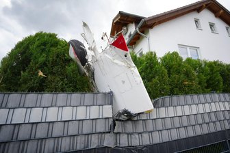 Ursachenforschung nach Absturz von Kleinflugzeug - Die Trümmerteile werden nach und nach geborgen und dokumentiert. 
