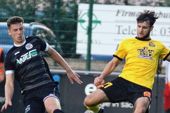 Ursachenforschung nach der Derbypleite - Wusste gleich im ersten Spiel zu gefallen: Paul Kämpfer (rechts) kam erst vergangenen Woche für ein Jahr vom FC Rot-Weiß Erfurt zum VfB Auerbach und traf im ersten Spiel gegen Tom Fischers (links) VFC Plauen zum zwischenzeitlichen 1:2. Am Ende verlor der VfB das dritte Vogtlandderby in Folge. 