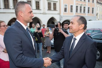 OB-Wahl in Görlitz: Ursu gewinnt gegen AfD-Herausforderer Wippel - Der zweite Wahlgang wurde nötig, weil am 10. Mai keiner der Kandidaten eine absolute Mehrheit, also mehr als 50 Prozent der Stimmen, erreichte. AfD-Landtagsabgeordnete Sebastian Wippel stand bei der Wahl dem Amtsinhaber Octavian Ursu (CDU) gegenüber.