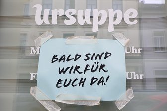 Ursuppe in Oelsnitz: Geht da noch was? - Die Ladentür des Bistros in Oelsnitz: Wann ist „bald“ fragen sich viele Oelsnitzer seit Monaten.