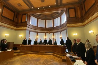 Urteil: Begrenzung der Teilnehmer bei Beerdigungen und Hochzeiten im Corona-Winter 2021 verstieß gegen Sachsens Verfassung - Der Verfassungsgerichtshof in Leipzig bei der mündlichen Verhandlung über die Verfassungsklage der AfD zu Corona-Verordnungen - hier im April 2025.