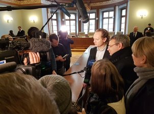 Urteil: Bei Unister wurde betrogen - Der frühere Unister-Finanzchef Daniel Kirchhof (Mitte) und der Ex-Flugchef Holger F. (nicht im Bild) sind am Leipziger Landgericht des gewerbsmäßigen Betrugs für schuldig befunden worden. Unmittelbar nach der Urteilsverkündung zeigte sich Kirchhof konsterniert.