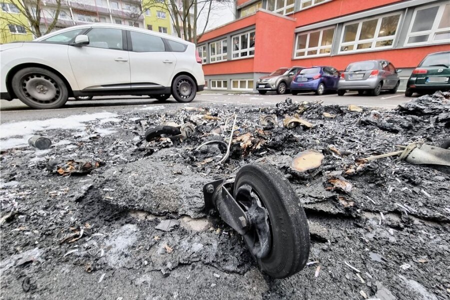 Urteil: Chemnitzer Brandstifterin bleibt in Haft - Nach diesem Brand eines Müllcontainers an der Straße Usti nad Labem wurde im Februar eine heute 22 Jahre alte Frau auf frischer Tat gestellt. Für die Justiz keine Unbekannte, wurde sie nun verurteilt. 