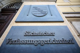 Urteil erwartet in Streit um Fragerecht im Landtag - Wie viele Fragen darf eine Fraktion stellen, ohne die Regierung lahmzulegen? Das Verfassungsgericht soll im Juli klären, wo die Grenze liegt. (Archivbild)