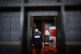 Urteil gegen deutschen "Maskenmann" in Frankreich erwartet - Der sogenannte Maskenmann hat vor Gericht in Frankreich bestritten, den kleinen Jonathan getötet zu haben. (Archivbild)