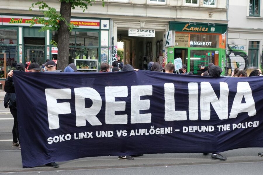 Urteil gegen Lina E.: Wie wird die linke Szene reagieren? - Teilnehmer einer linken Demonstration versammeln sich im Stadtteil Connewitz.