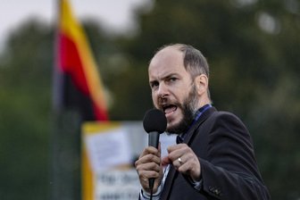 Urteil gegen Rechtsextremen Chemnitzer Stadtrat Kohlmann aufgehoben - Martin Kohlmann (hier bei einer Demonstration im Jahr 2018) wurde am Amtsgericht Chemnitz vom Vorwurf der Volksverhetzung freigesprochen.